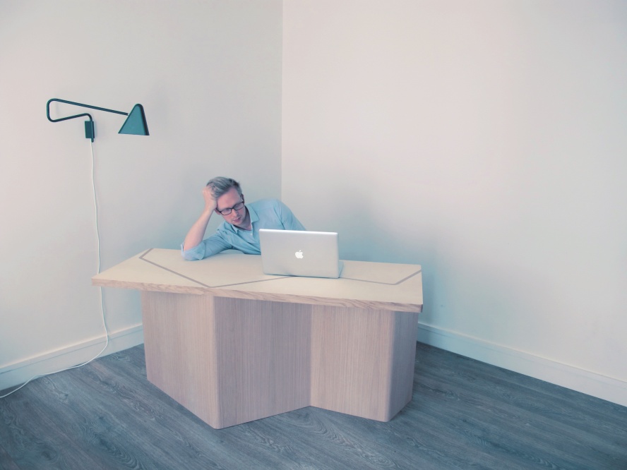 La Chaise Renversée, bureau d’appoint et chaise longue