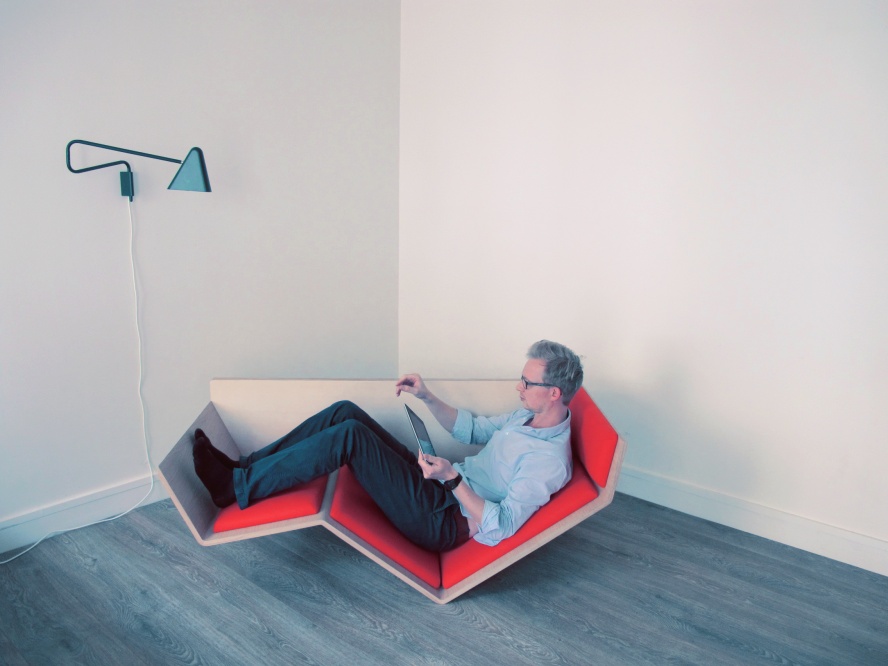 La Chaise Renversée, bureau d’appoint et chaise longue