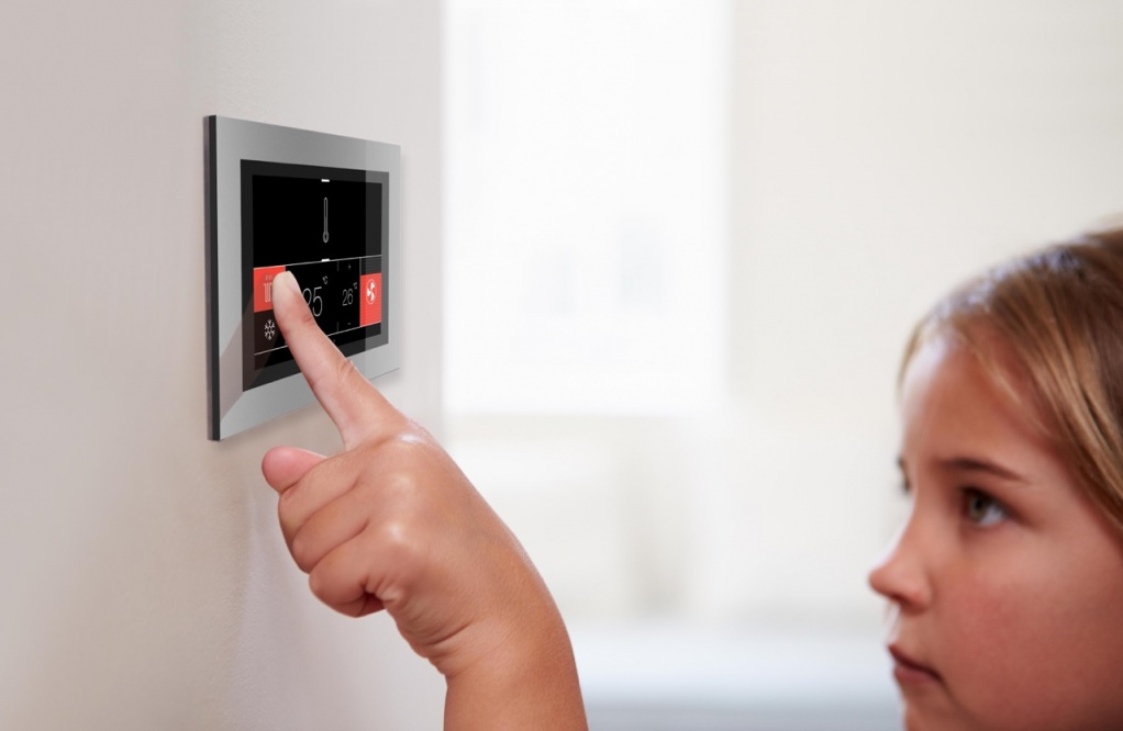 IO-TOUCH - Interface de commande utilisateurs pour maisons et bâtiments intelligents